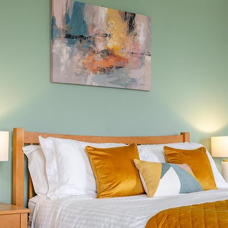Rosemill - Large Pet Friendly Home With Off Road Parking 휫비 외부 사진